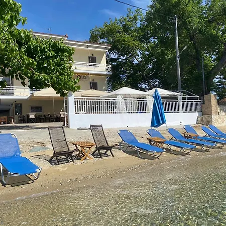 شقة Akrogiali